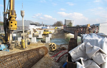 Začasni podporni piloti bodo ob koncu gradnje odstranjeni; foto arhiv Občine Domžale