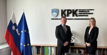 Predsednik KPK dr. Robert Šumi in županja Občine Domžale mag. Renata Kosec