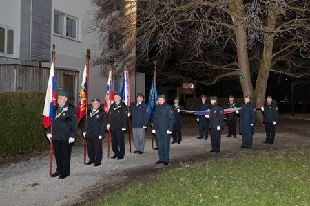 Slavnostni dvig zastave ob pomniku braniteljev slovenske samostojnosti; foto: Tadej Majhenič