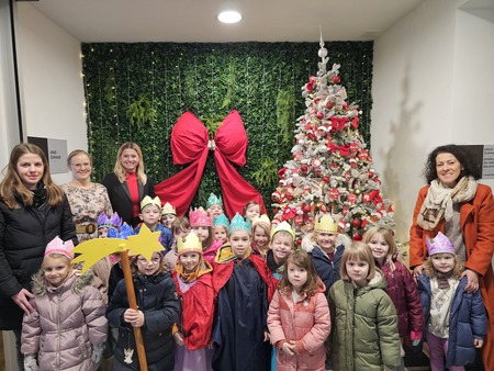 Obisk kolednikov iz vrtca Dominik Savio na Občini Domžale; arhiv Občine Domžale