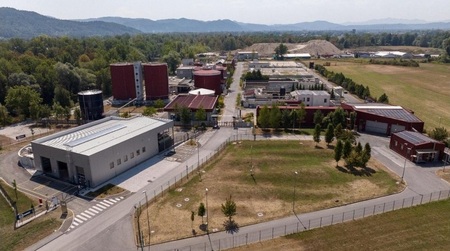 Slika 1: Novi objekt CČN Domžale-Kamnik za nadgradnjo sušenja blata. (Foto: Mitja Legat, avgust 2026)