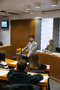 1.seja_Otrosˇkega_Obcˇinskega_sveta_25.4.2024_foto_EvaZˇurbi-18