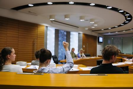 1.seja_Otrosˇkega_Obcˇinskega_sveta_25.4.2024_foto_EvaZˇurbi-41