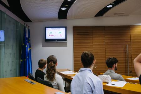 1.seja_Otrosˇkega_Obcˇinskega_sveta_25.4.2024_foto_EvaZˇurbi-49