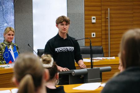 1.seja_Otrosˇkega_Obcˇinskega_sveta_25.4.2024_foto_EvaZˇurbi-6