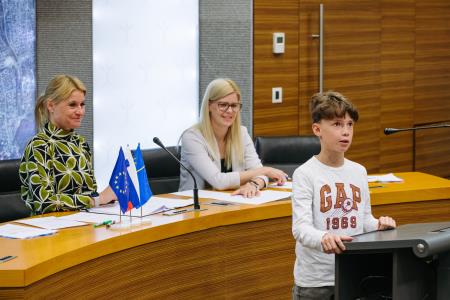 1.seja_Otrosˇkega_Obcˇinskega_sveta_25.4.2024_foto_EvaZˇurbi-8