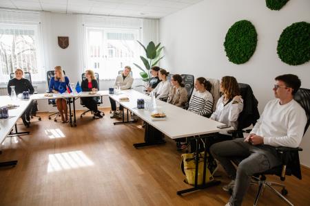 Županja se je srečala s petnajstimi novimi štipendisti Občine Domžale; foto Eva Žurbi