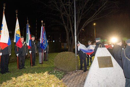 Slavnostni dvig zastave ob pomniku braniteljev slovenske samostojnosti; foto: Tadej Majhenič