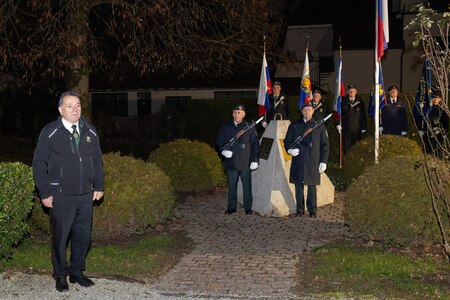 Slavnostni dvig zastave ob pomniku braniteljev slovenske samostojnosti; foto: Tadej Majhenič