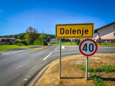 Cesta skozi Dolenje; foto Karin Božič Zupančič
