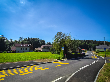 Cesta skozi Dolenje; foto Karin Božič Zupančič