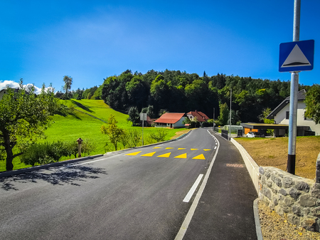 Cesta skozi Dolenje; foto Karin Božič Zupančič